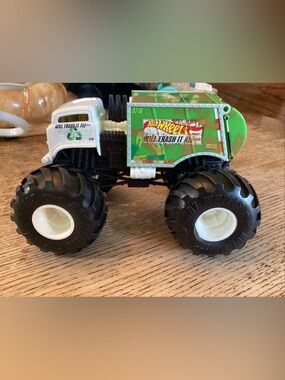 Hot Wheels Monster Trucks Will Trash Is All Garbage Truck 1/24